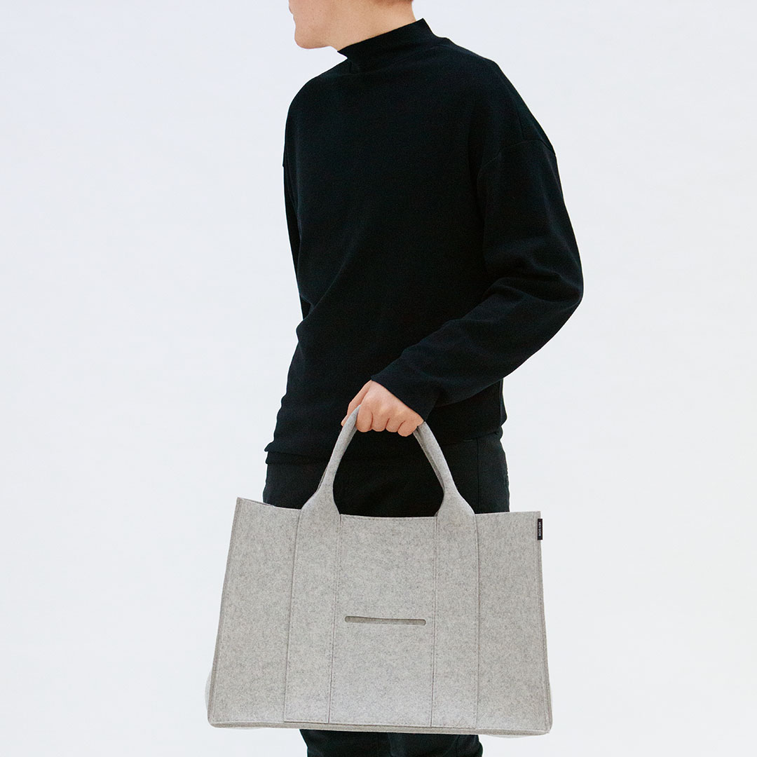 a-HEY-SIGN_Organizertasche_James_aus_Filz-21_0186_A James