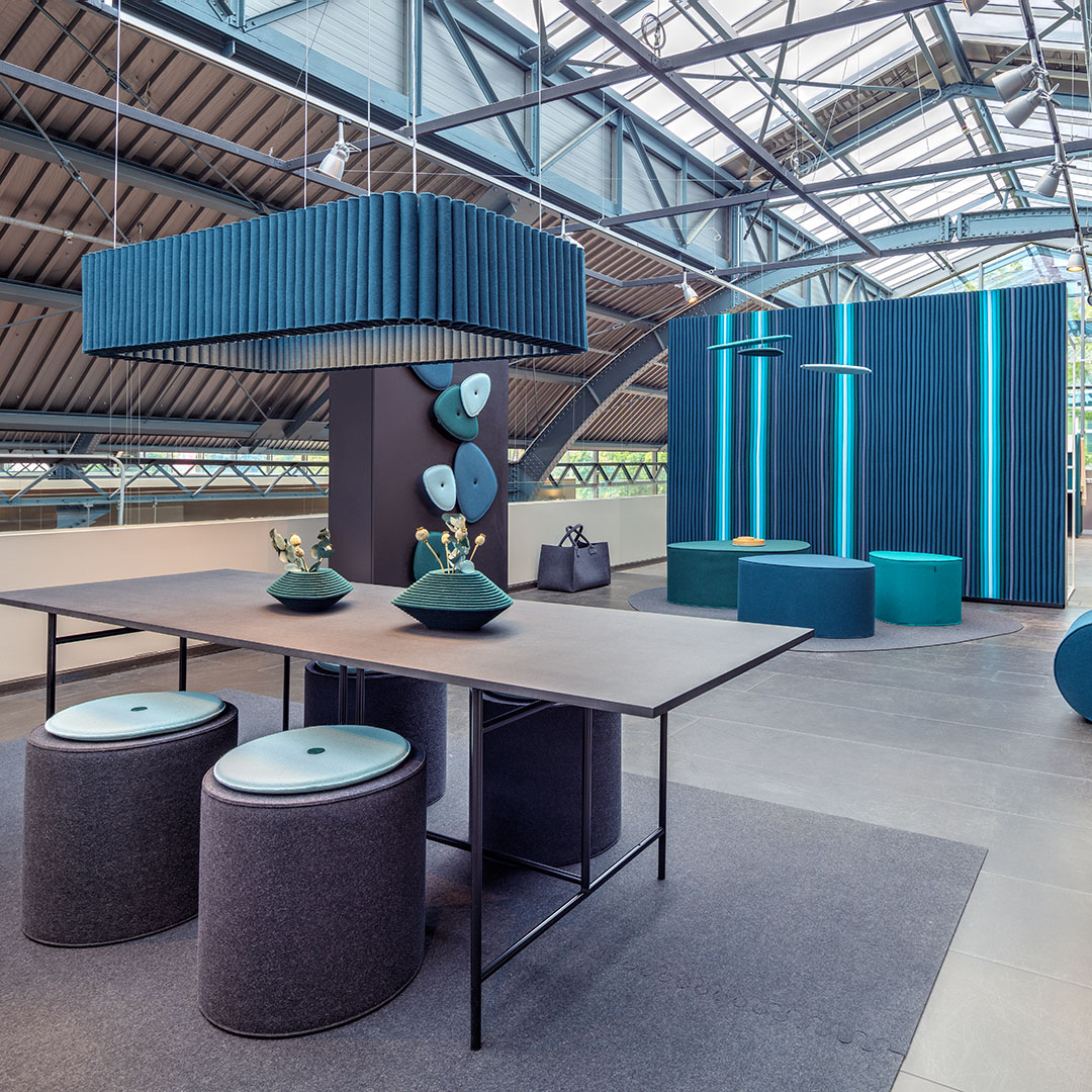 HEY-SIGN_Akustikelemente_aus_Filz_Messestand_Design_Post_Koeln_23_2230_Q
