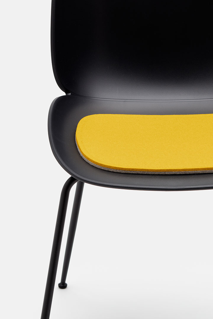 4-HEY-SIGN_Beetle_Chair_aus_Filz-21_5942_2x_f23-07_A Sitzauflage für Beetle Chair