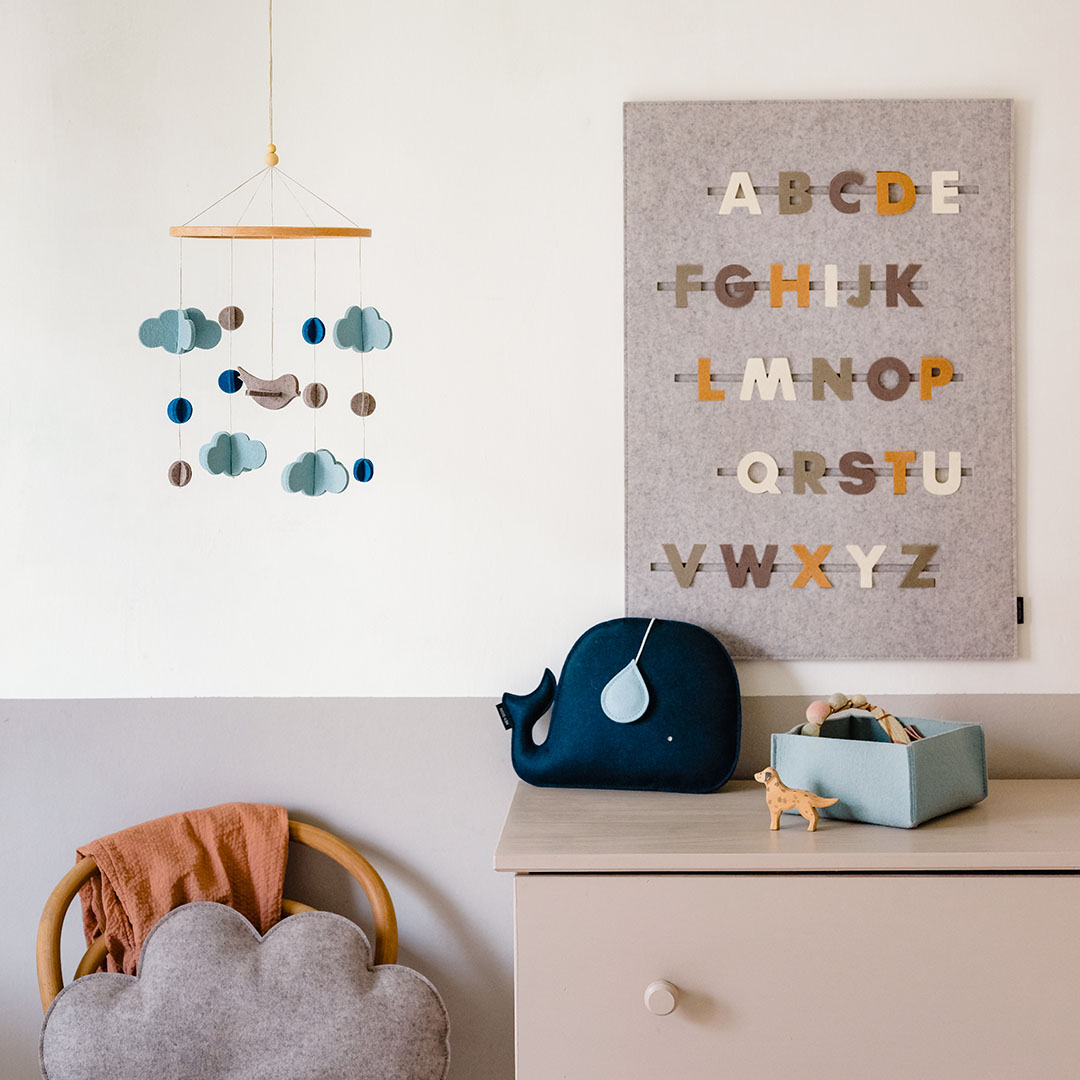 HEY-SIGN_Produkte_aus_Filz_fuer_Kinderzimmer_DSCF0367_HEYSIGN_2022_01_COR-Bearbeitet_QrGjQe8CuKjh2I Mobile Schmetterling / Teddy /  Wolke