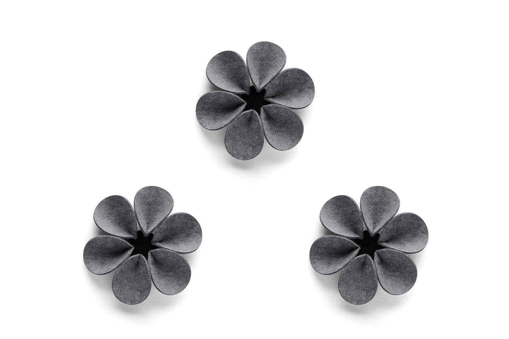 HEY-SIGN_Wandelement_Silent_Flower_aus_Filz_3xS-14_6856_mu01 Wall element bloom 3 pcs. set